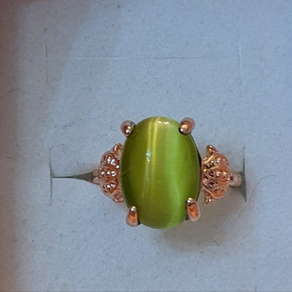 New green colored cat's eye style gold tone ring, T1B8A